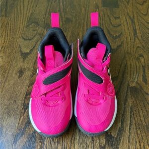 Girls’ Nike Little Kid Hustle D11 Basketball sneakers - size 12 - Like New!